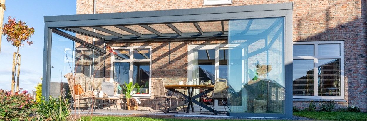 Aluminium overkapping aan huis antraciet met glaswanden