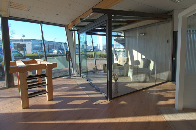 Frelu tuinkamer showroom vanbinnen