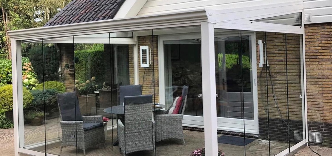 Heaters in witte tuinkamer