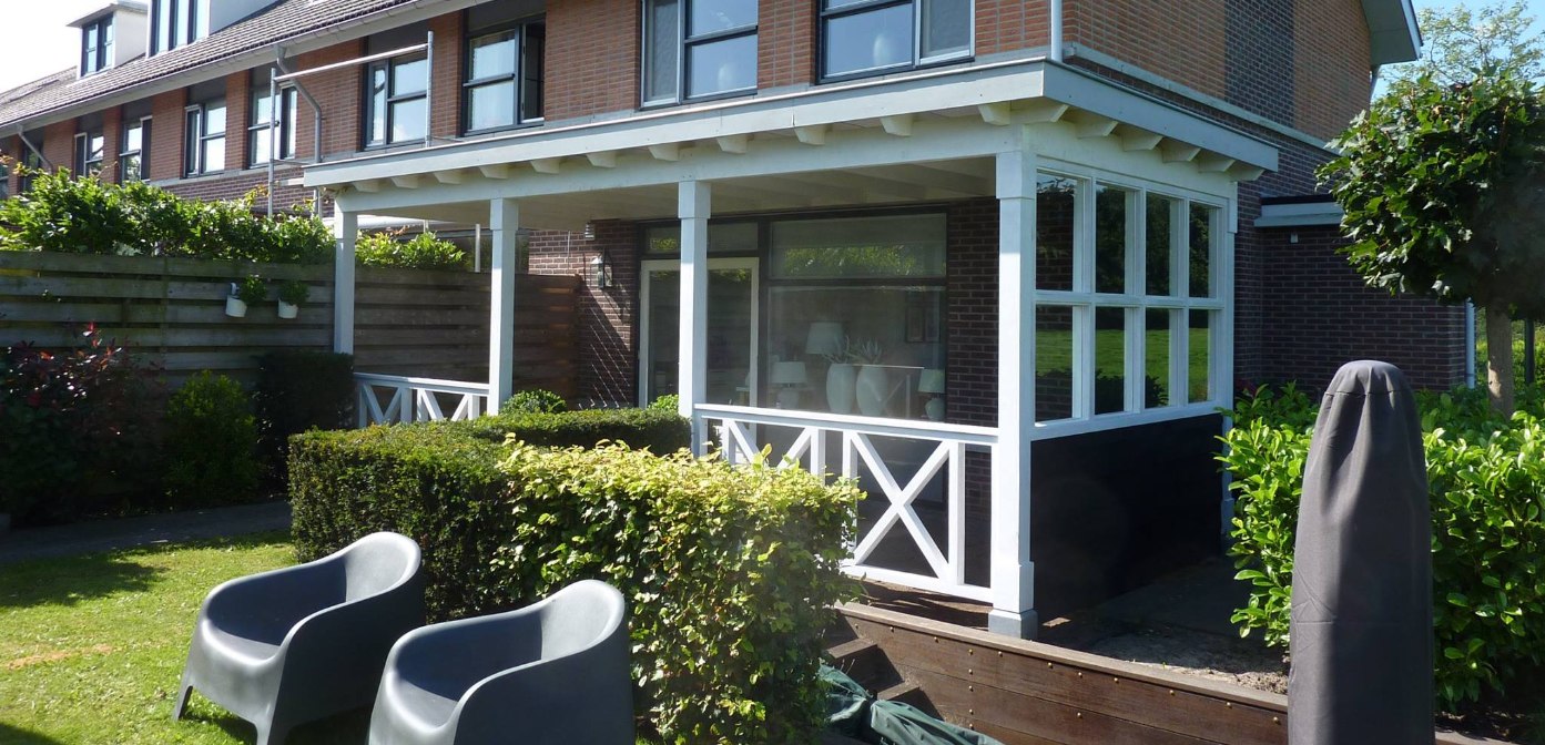 Veranda met mahonie staanders