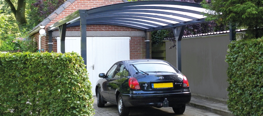 Verasol gebogen carport aan garage