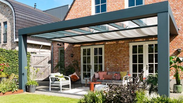 Zonwering onder antracieten veranda